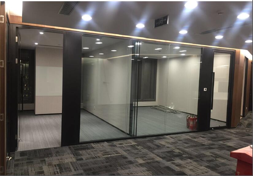 双玻隔断连接走线柱连接有框门